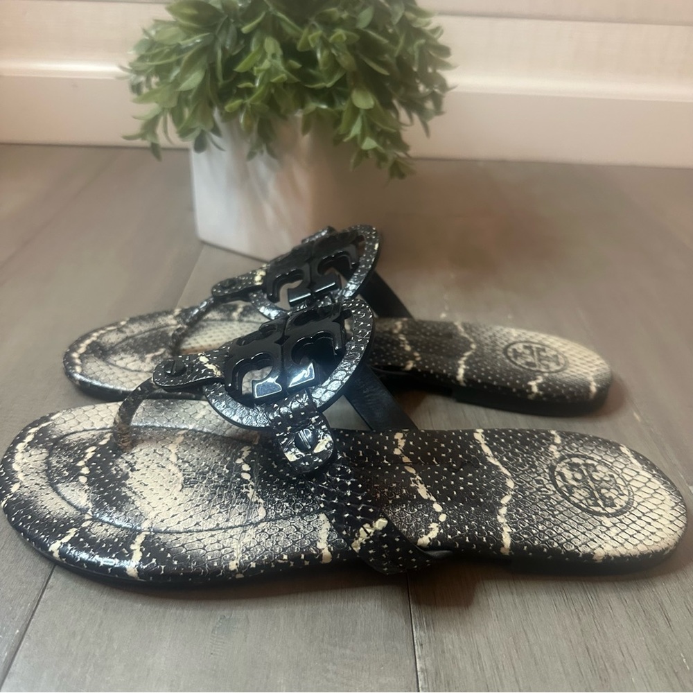 Tory Burch embossed snake sandals Cream/black
Women’s 9 - Picture 5 of 10